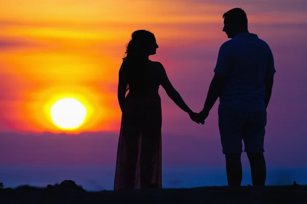 Silueta de la pareja en el hermoso fondo de la puesta del sol —  Fotos de Stock