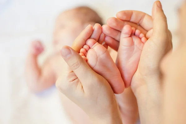 Mother holding baby feet at hands — ストック写真