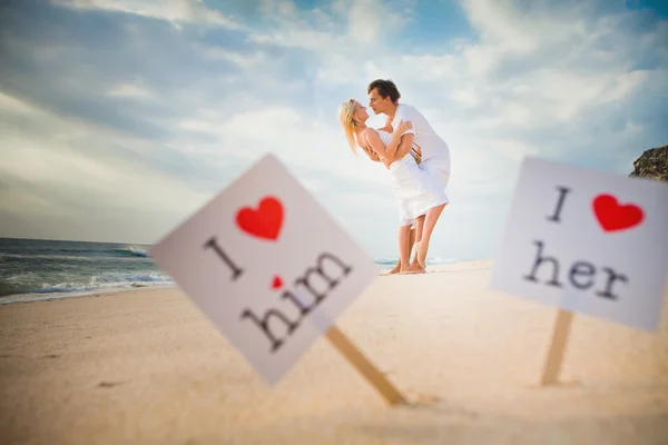 Cornice bianca del concetto di amore con cuore rosso e coppia sullo sfondo — Foto Stock