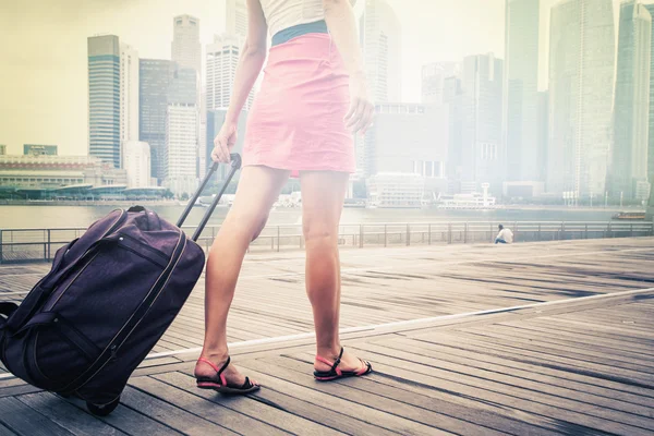 Turista ou mulher aventura com bagagem em Cingapura — Fotografia de Stock