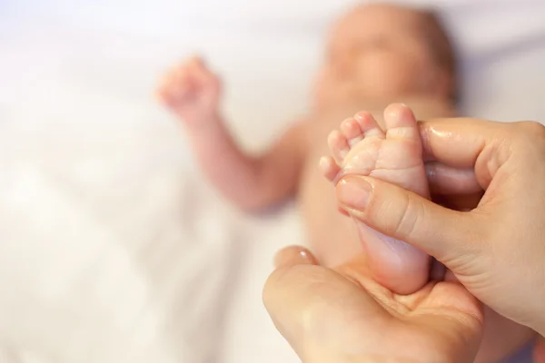 Mamma gör massage för happy baby — Stockfoto