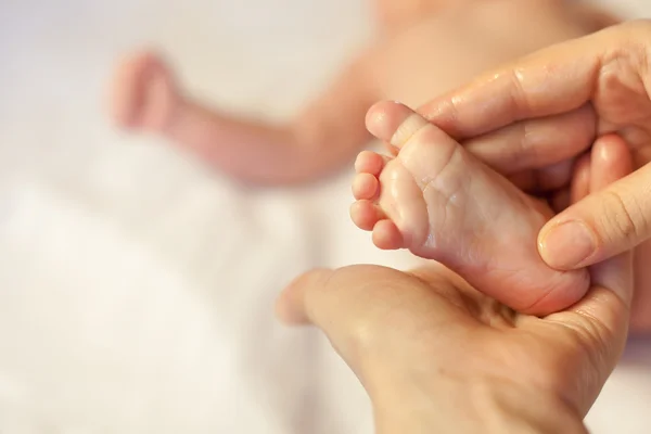 Moeder maakt massage voor gelukkig baby — Stockfoto