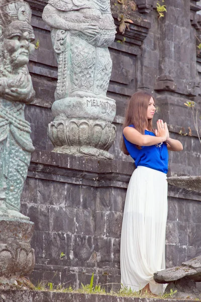 Mujer yong rezando en un monasterio —  Fotos de Stock