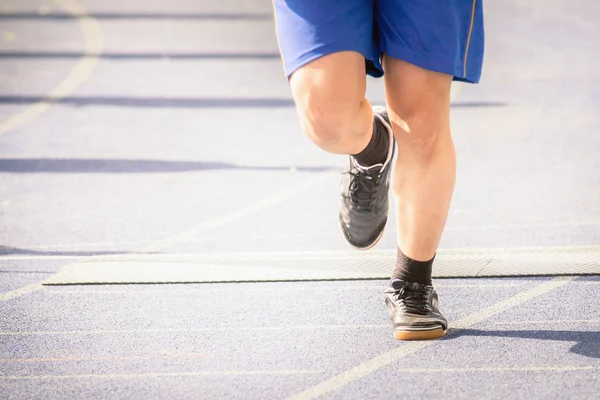 Maratona dei piedi dell'uomo che fanno jogging all'aperto sulla strada — Foto Stock