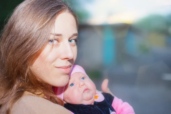 Glad mamma med baby på utomhus — Stockfoto