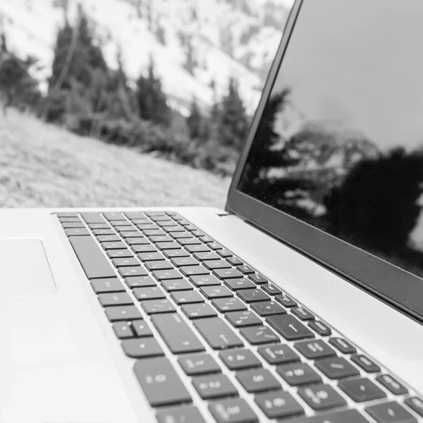 Someone uses laptop remotely at mountain — Zdjęcie stockowe