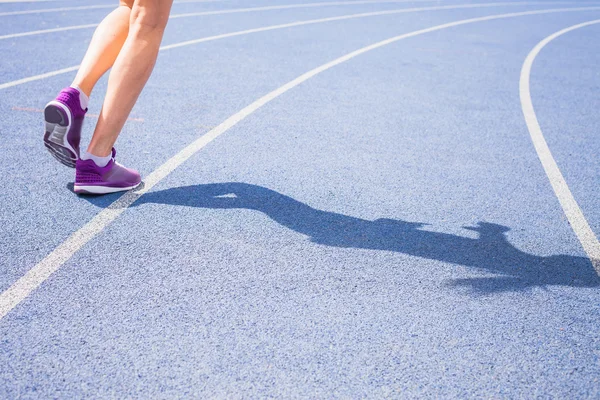 Sprint der Frauenfüße beim Joggen im Freien — Stockfoto
