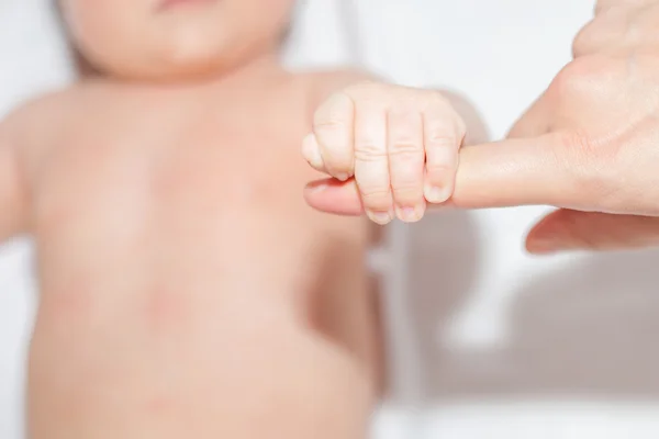 Bebé recién nacido sosteniendo el dedo de su madre — Foto de Stock