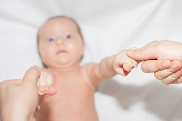 Mom checks grasping reflex month old baby — Stock Photo, Image