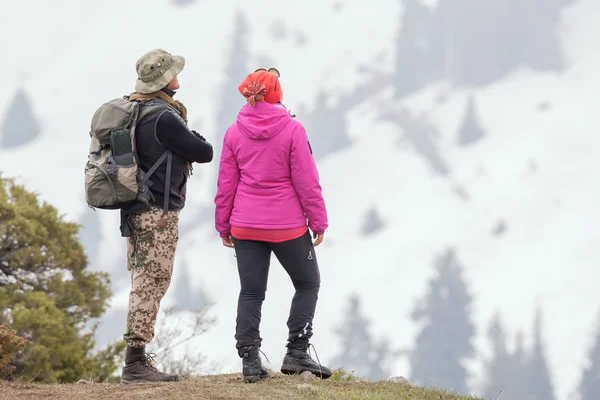 Escursione e avventura in montagna con turisti ben vestiti — Foto Stock
