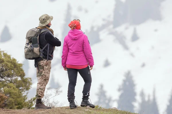 Hike and adventure at mountain with well dressed tourists — Stock Photo, Image