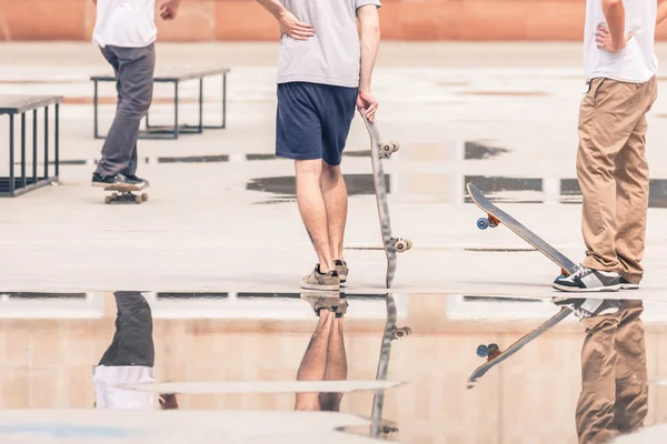 Bei ragazzi con lo skateboard al Freestyle Park all'aperto — Foto Stock