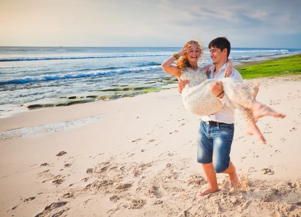 Heureux couple de jeunes mariés à la plage — Photo