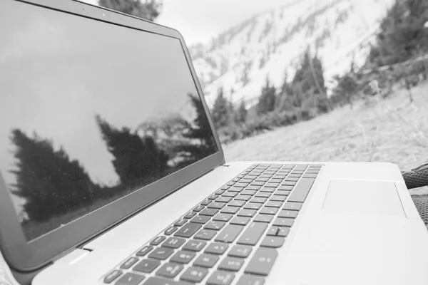 Someone uses laptop remotely at mountain — Stock Photo, Image