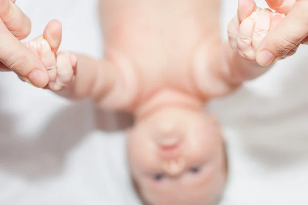 Mom checks grasping reflex month old baby — Stockfoto