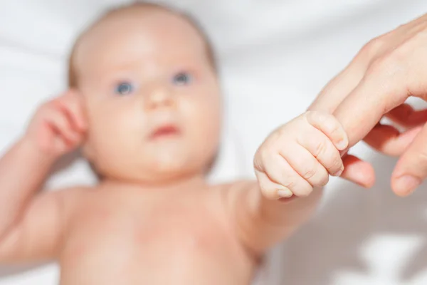 Newborn baby holding her mother's finger — 图库照片