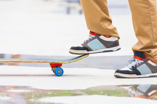 Skateboarder cavalcando uno skateboard per strada o nel parco — Foto Stock