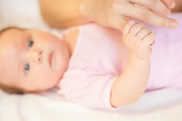 Mãe segurando pés de bebê às mãos — Fotografia de Stock