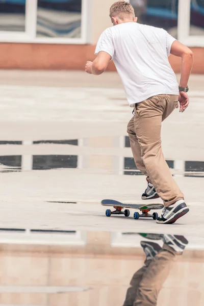 Guy is going to skateboard at skatepark outdoor — Stock Photo, Image