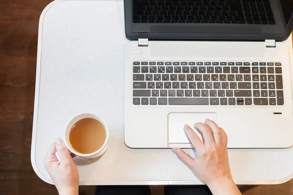 Woman uses a laptop at workplace at home — Zdjęcie stockowe