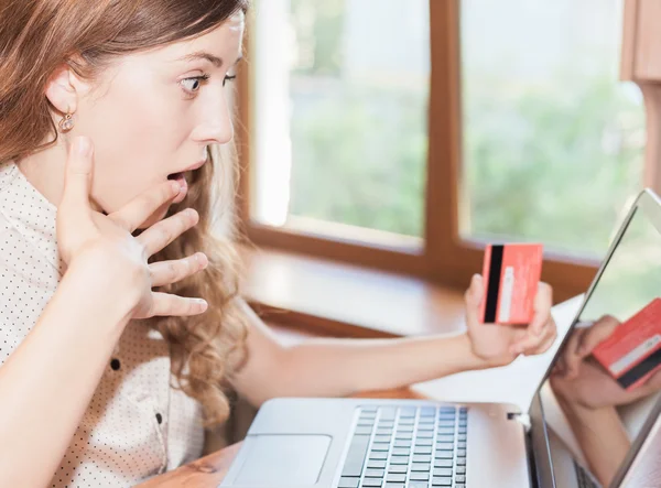 Beautiful successful woman holding credit card, and shopping through laptop — Φωτογραφία Αρχείου