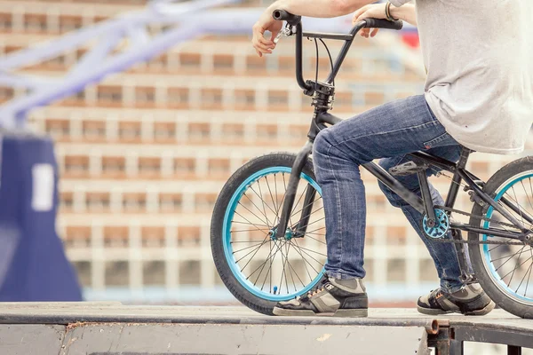 Primo piano di adolescente su una bicicletta alla moda all'aperto — Foto Stock