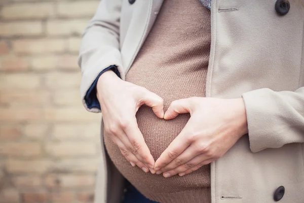 Mujer embarazada al aire libre con concepto de amor —  Fotos de Stock