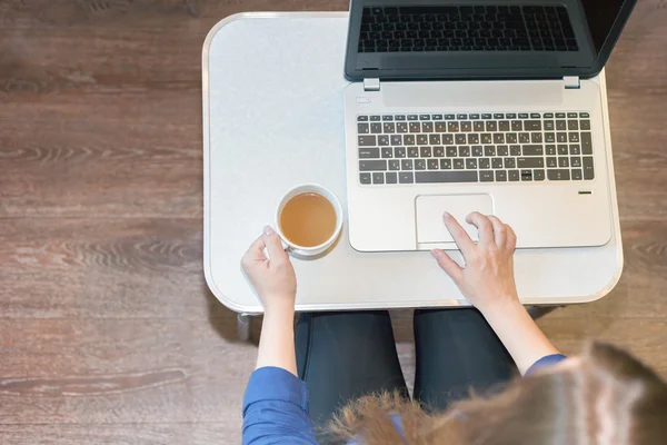 Woman uses a laptop at workplace at home — Zdjęcie stockowe