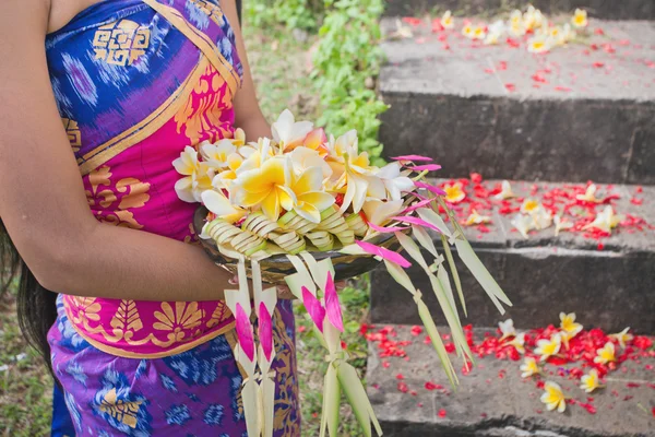 Traditionelle blumenkultur in bali während der hochzeitszeremonie oder cr — Stockfoto