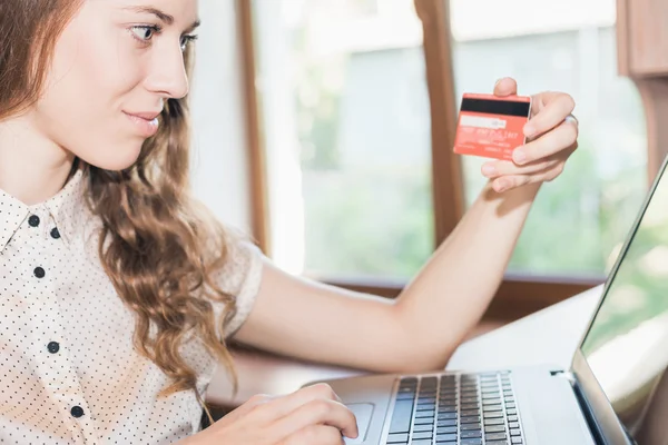 Konzept der Online-Zahlung per Plastikkarte über das Internet-Banking — Stockfoto