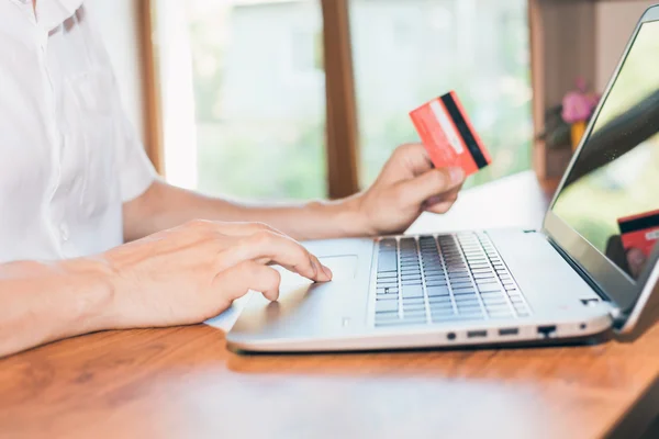 Conceito de pagamento on-line por cartão de plástico através da Internet Banking — Fotografia de Stock