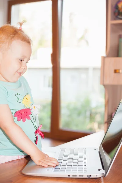 Kind benutzt Laptop zu Hause — Stockfoto