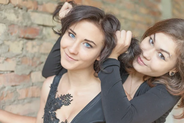Two young pretty girls making new hairstyler — Stock fotografie