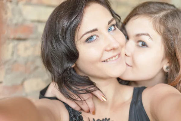 Dvě dívky šťastné, aby selfie na fotoaparát nebo mobilní telefon — Stock fotografie