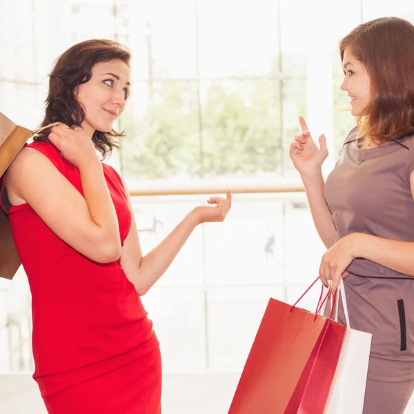 Mulheres de moda feliz com sacos interior no centro comercial — Fotografia de Stock
