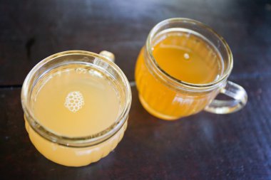 İki aromatik çay bardak