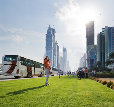 Turistler Dubai'deki gökdelenler en popüler Street
