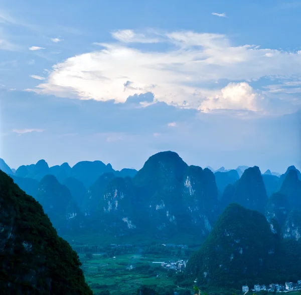 Guilin village and sunset sky. Yangshuo, China — Stock Photo, Image