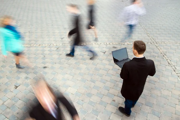 Biznesmen pracujący na laptopie — Zdjęcie stockowe