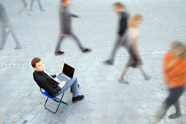 El hombre de negocios siempre está trabajando —  Fotos de Stock