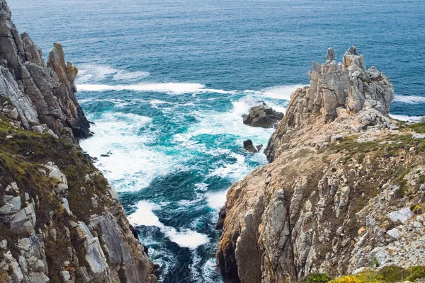 Rock cliffs on the background of emerald sea. Bretagne, France. — Stock Photo, Image