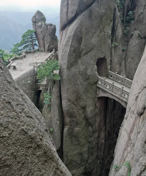 Mountain stone bridge above rocky precipice, Huangshan, China, Asia — Stock Photo, Image