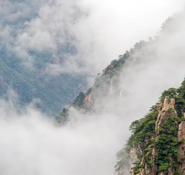 Облачный пейзаж Хуаншаня — стоковое фото