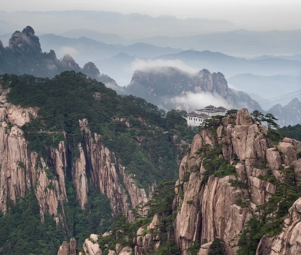 Huangshan montaña y casa de estilo chino en Yellow Mountain. China, Asia — Foto de Stock