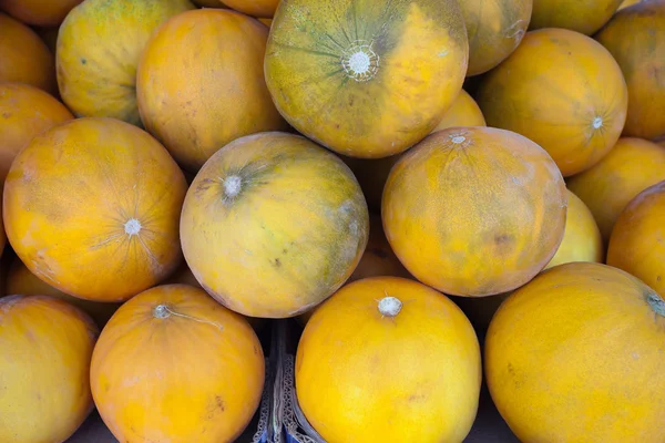 Gelbe Melone natürlichen Hintergrund. — Stockfoto