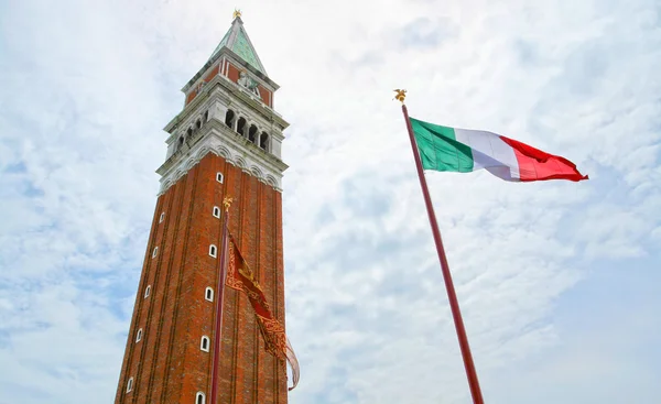 在威尼斯的主要广场上塔. — 图库照片