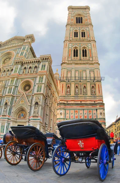 Coaches at the church in Florence. — Stock fotografie