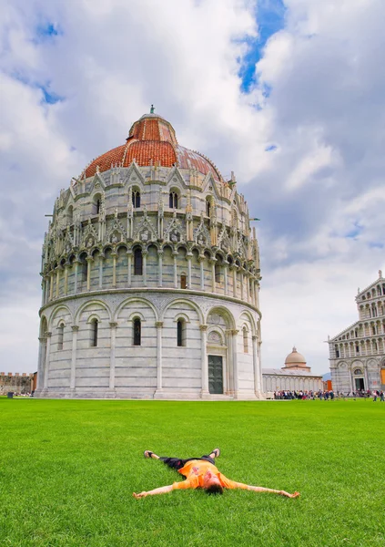 Young tourists vacationing in Pisa. — Stock fotografie