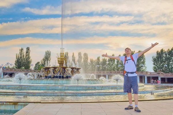 Joven turista en la fuente del Parque Nacional, Almaty — Foto de Stock