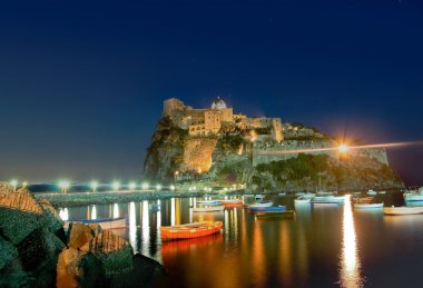 Antik otel ve Ischia Adası, İtalya, gece kalede
